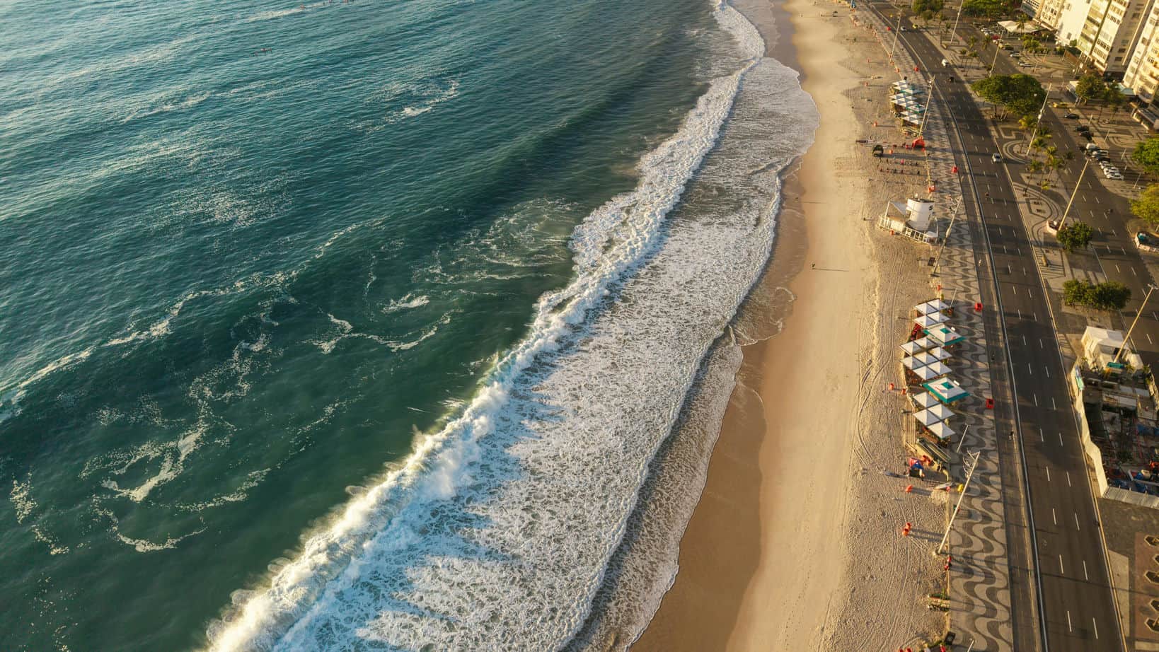 Paisagem de viagem: águas claras e arquitetura contemporânea ao entardecer.
